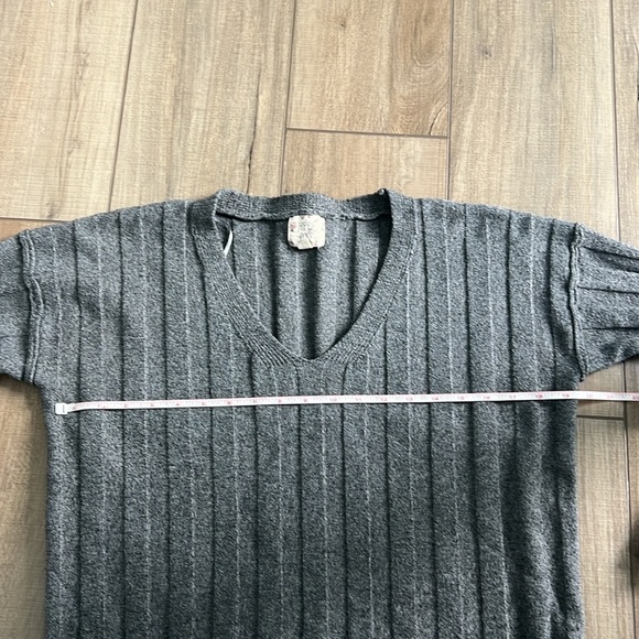 Women’s Gray v-neck sweater size M - Picture 3 of 4